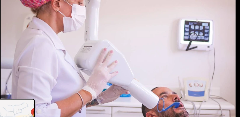 Dra. Elisa durante atendimento odontológico