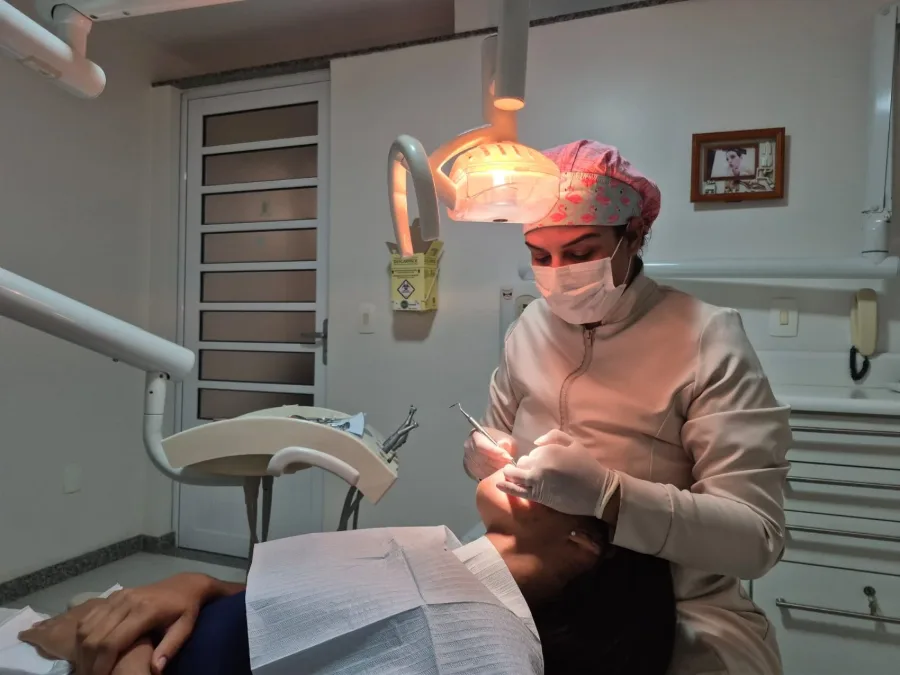 Especialista em periodontia e harmonização facial durante atendimento